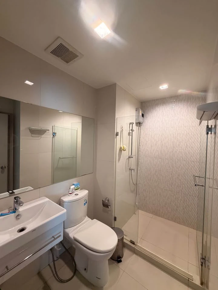 For rent: Life Sukhumvit 48. A lovely unit with ample living space on a high floor with a beautiful view. Don't miss out on this great opportunity!