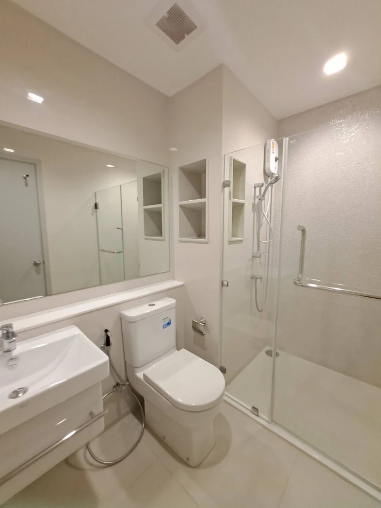 For rent: Life Sukhumvit 62, studio room, 17th floor, good view, affordable price. You must not miss it.
