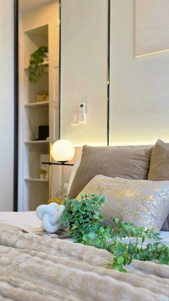 For rent: Life Rama 4 - Asoke, 31st floor, fully furnished and beautifully decorated, just like the show unit, ready to move in.