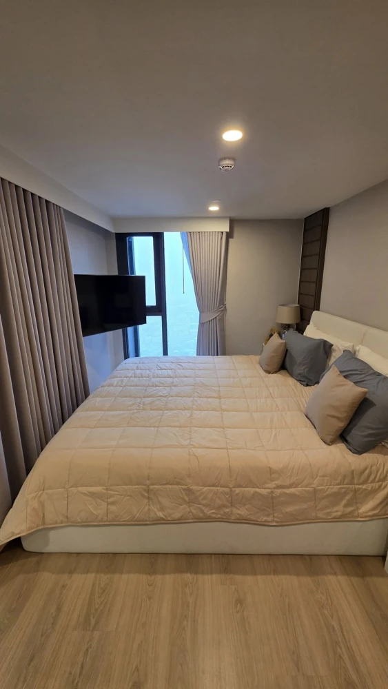 For rent: Life Rama 4 - Asoke, 34th floor, city view + Bang Krachao River curve, Vertiplex room, high ceiling, reserve now.