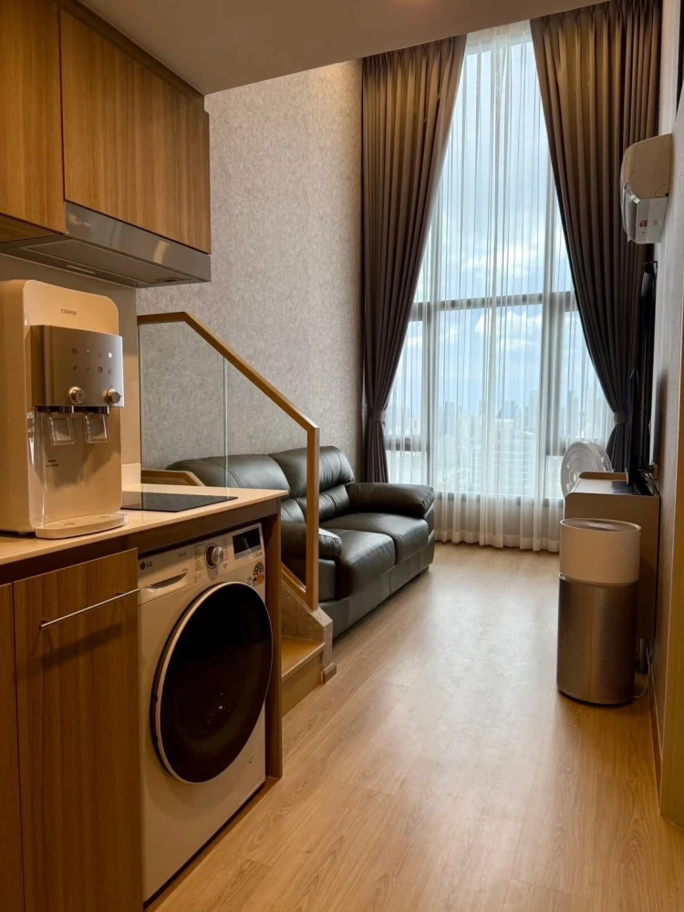 For rent: Life Rama 4 - Asoke, decorated in a good mood, large room, high floor, beautiful view, fully furnished, ready to move in.