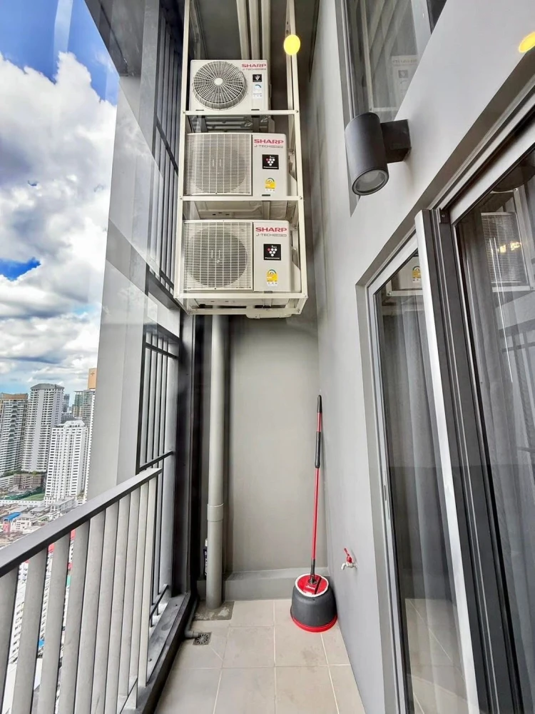 For rent: Life Rama 4 - Asoke, decorated in a good mood, large room, high floor, beautiful view, fully furnished, ready to move in.