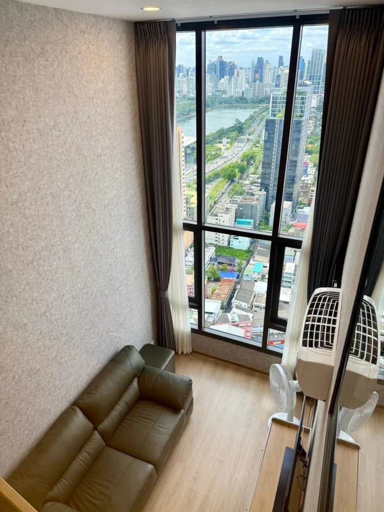 For rent: Life Rama 4 - Asoke, decorated in a good mood, large room, high floor, beautiful view, fully furnished, ready to move in.