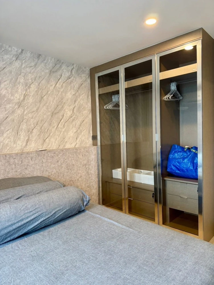 For rent: Life Rama 4 - Asoke, decorated in a good mood, large room, high floor, beautiful view, fully furnished, ready to move in.
