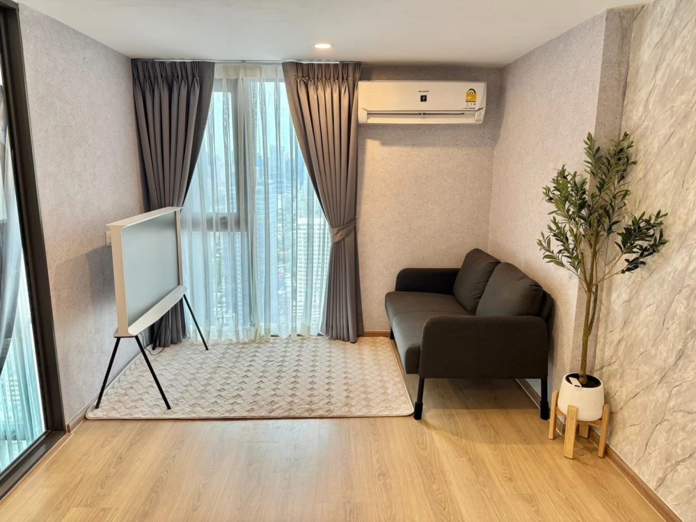 For rent: Life Rama 4 - Asoke, decorated in a good mood, large room, high floor, beautiful view, fully furnished, ready to move in.