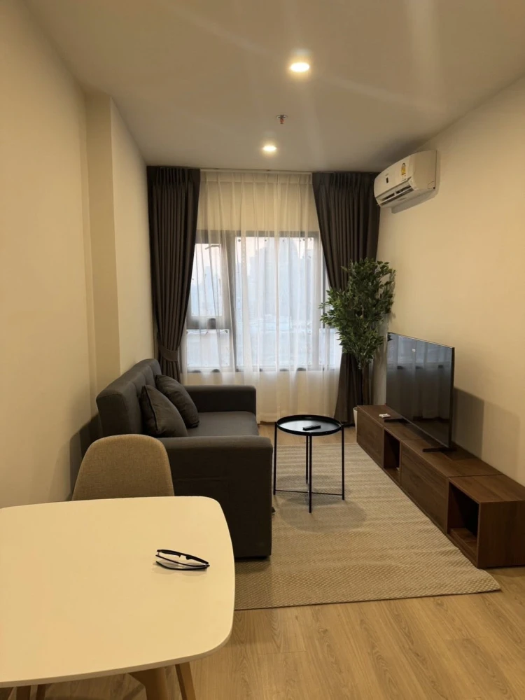 For rent: Life Rama 4 - Asoke, high floor unit, fully furnished, ready to move in immediately.