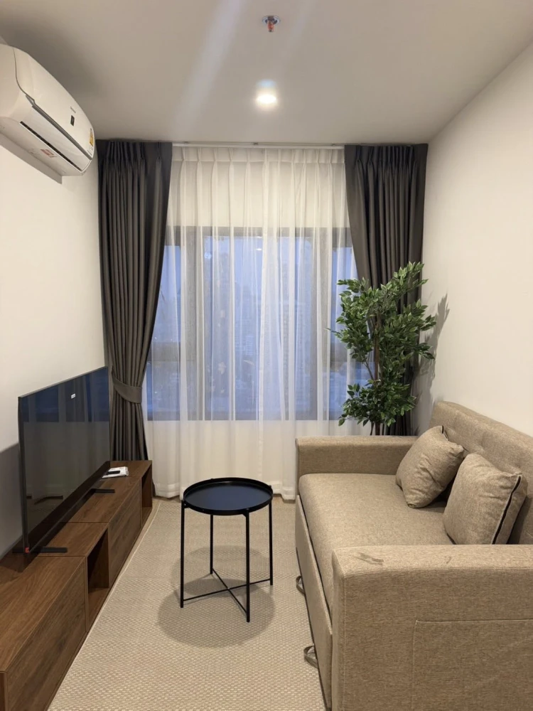 For rent: Life Rama 4 - Asoke, high floor unit, fully furnished, ready to move in immediately.