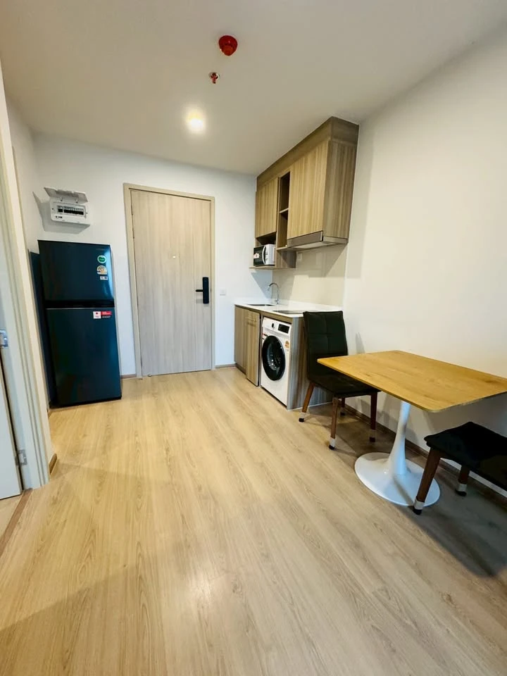 For rent Life Rama 4 - Asoke, fully furnished room, ready to move in, complete here, just come and move in. You must not miss it.