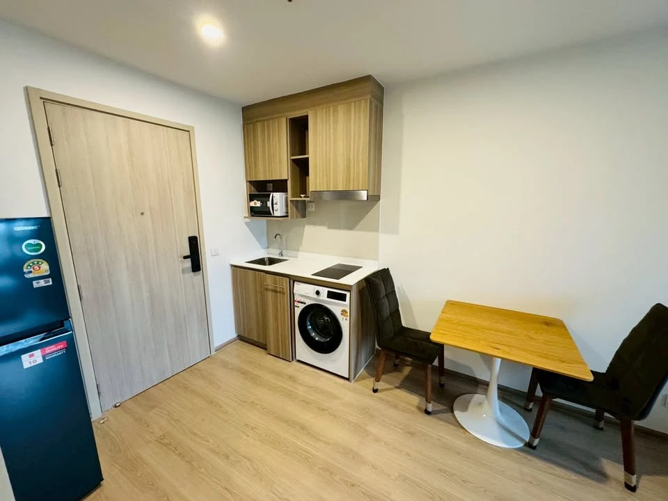 For rent Life Rama 4 - Asoke, fully furnished room, ready to move in, complete here, just come and move in. You must not miss it.