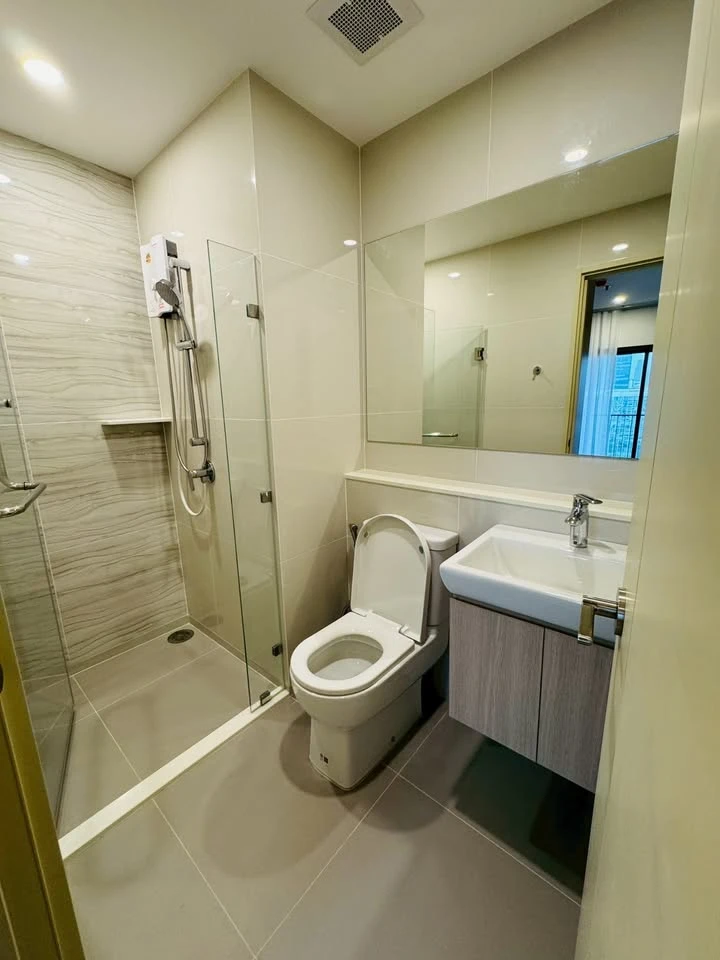 For rent Life Rama 4 - Asoke, fully furnished room, ready to move in, complete here, just come and move in. You must not miss it.