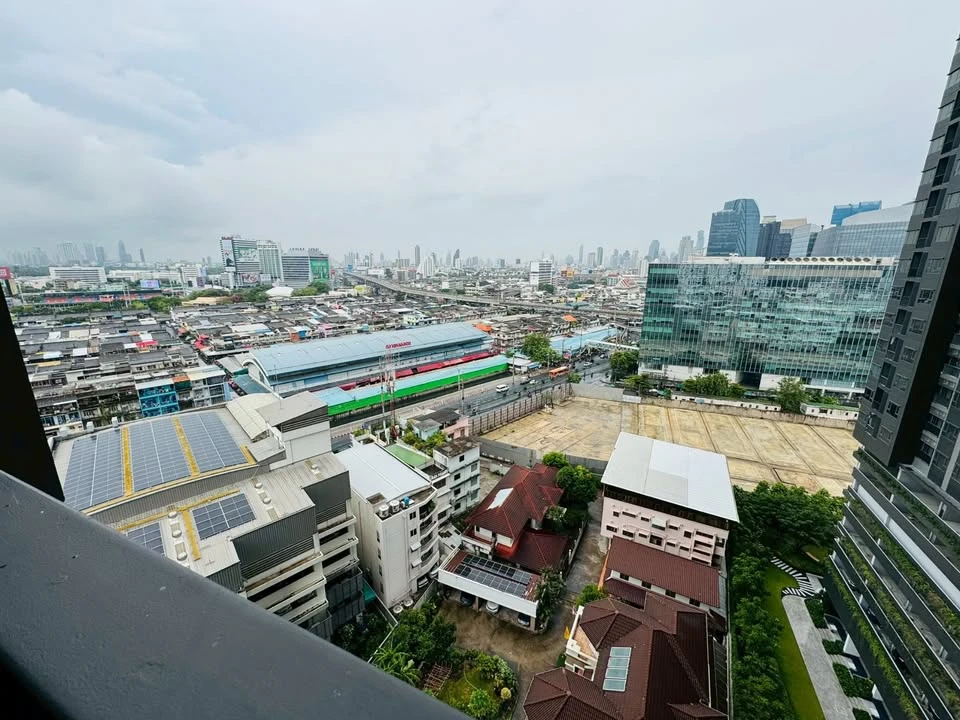 For rent Life Rama 4 - Asoke, fully furnished room, ready to move in, complete here, just come and move in. You must not miss it.