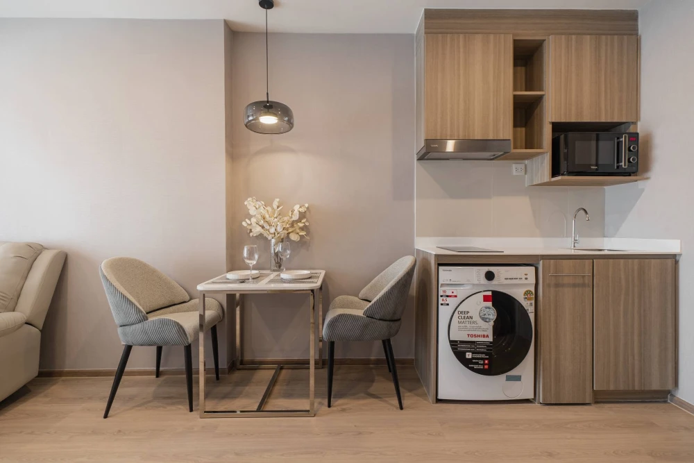 For rent: LIFE Rama 4-Asoke, fully furnished unit with high-quality built-in furniture. Amazing price! Convenient and complete amenities all in one pl
