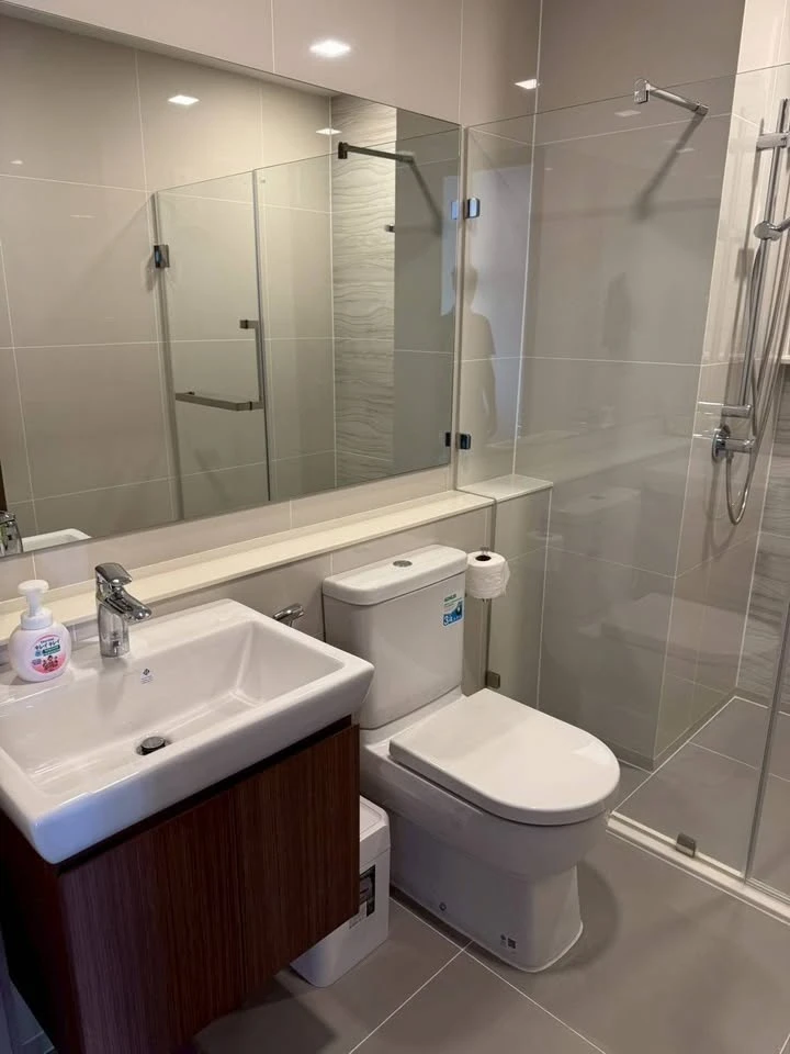 For rent: Life Phaholyothin-Ladprao condo, very high floor unit, furnished with high-quality furniture, ready to move in.