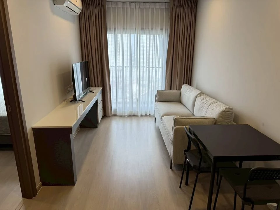 For rent: Life Phaholyothin-Ladprao condo, very high floor unit, furnished with high-quality furniture, ready to move in.