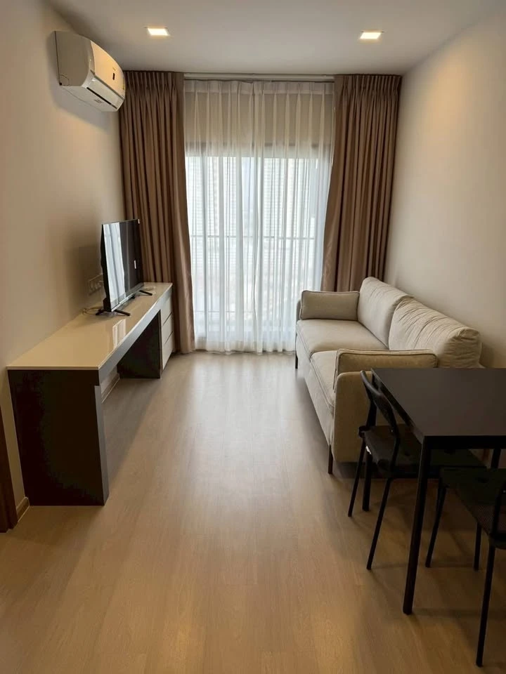 For rent: Life Phaholyothin-Ladprao condo, very high floor unit, furnished with high-quality furniture, ready to move in.