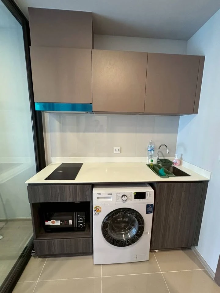 For rent: Life Phaholyothin-Ladprao condo, very high floor unit, furnished with high-quality furniture, ready to move in.