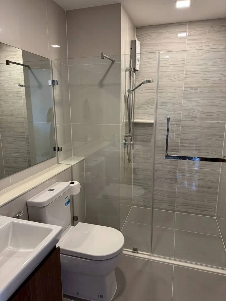 For rent: Life Phaholyothin-Ladprao condo, very high floor unit, furnished with high-quality furniture, ready to move in.