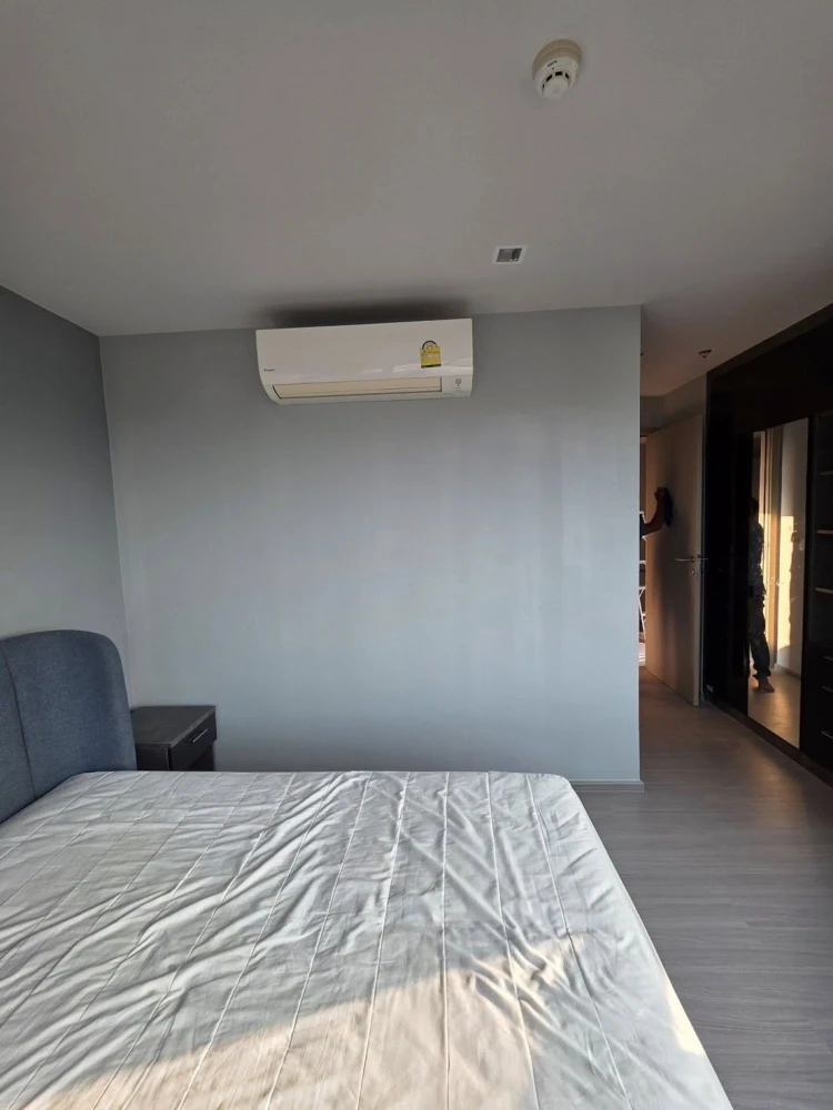 For rent: Life Ladprao. Beautiful view, very high floor, overlooking Chatuchak and Rangsit. Curved glass windows, bright and airy. Book now!