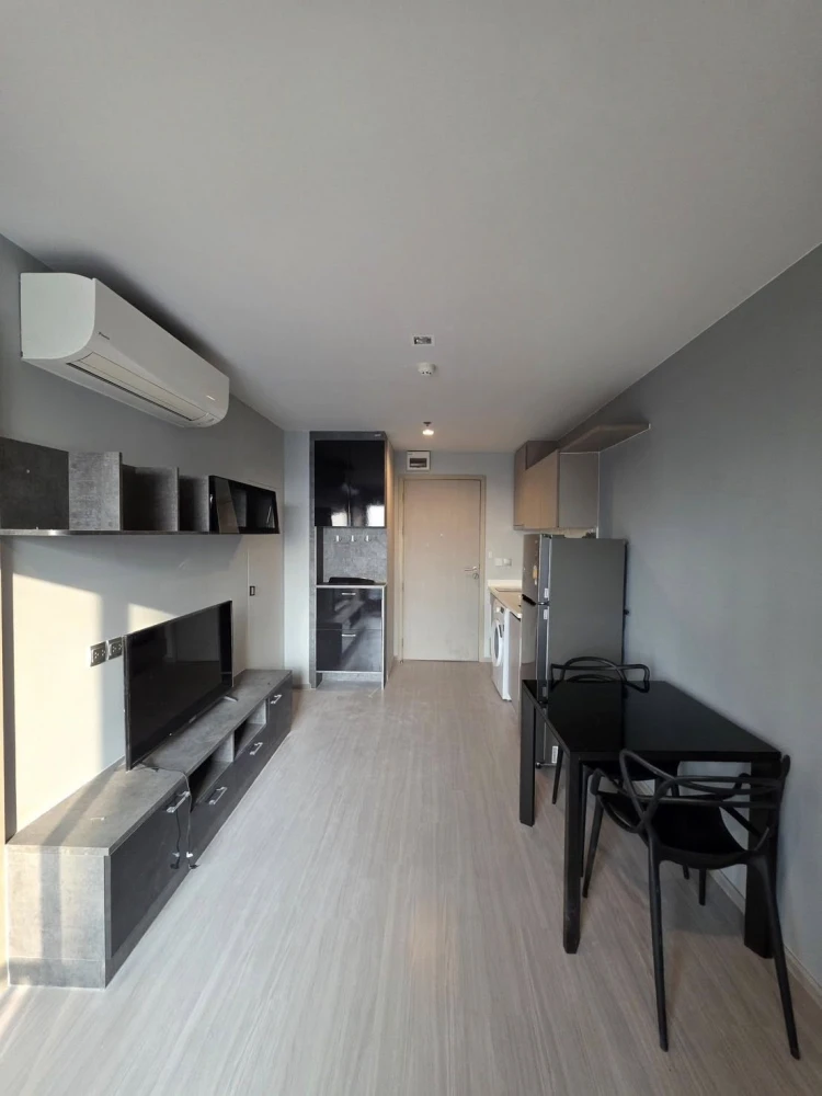 For rent: Life Ladprao. Beautiful view, very high floor, overlooking Chatuchak and Rangsit. Curved glass windows, bright and airy. Book now!