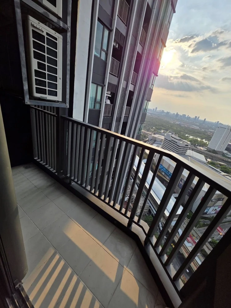 For rent: Life Ladprao. Beautiful view, very high floor, overlooking Chatuchak and Rangsit. Curved glass windows, bright and airy. Book now!