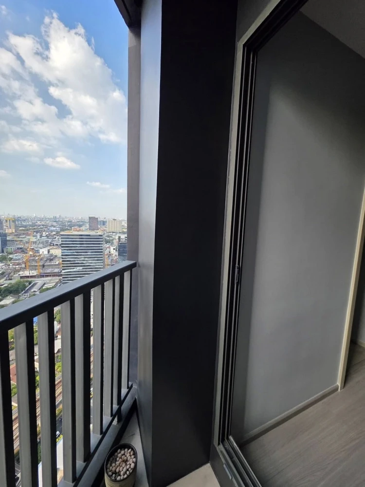 For rent: Life Ladprao. Beautiful view, very high floor, overlooking Chatuchak and Rangsit. Curved glass windows, bright and airy. Book now!