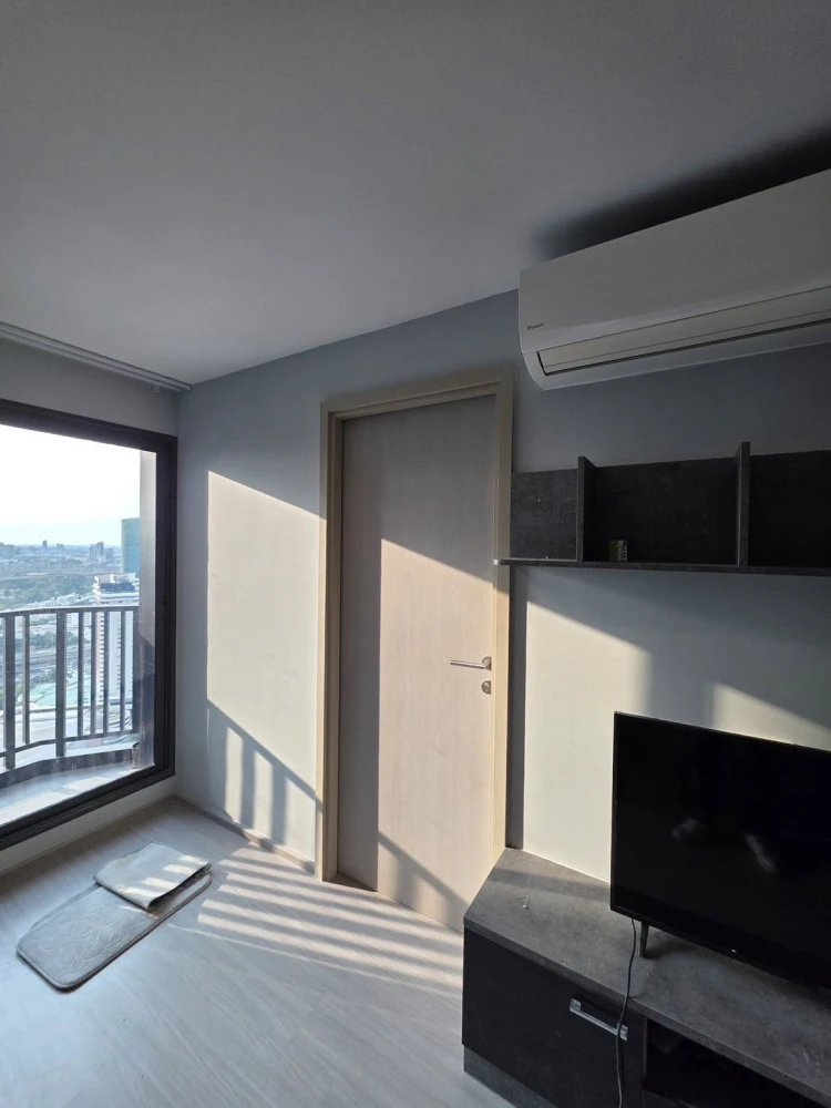 For rent: Life Ladprao. Beautiful view, very high floor, overlooking Chatuchak and Rangsit. Curved glass windows, bright and airy. Book now!