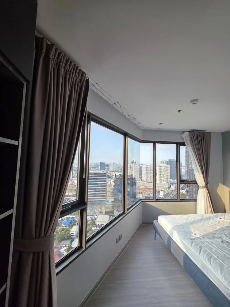 For rent: Life Ladprao. Beautiful view, very high floor, overlooking Chatuchak and Rangsit. Curved glass windows, bright and airy. Book now!