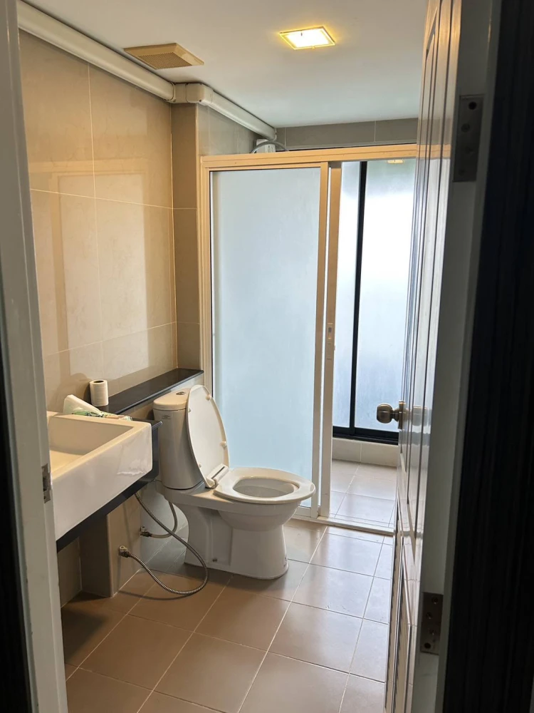 For rent Living Avenue Bangsaen, 4th floor, spacious room, fully furnished, nice to live in, reserve now, hurry!