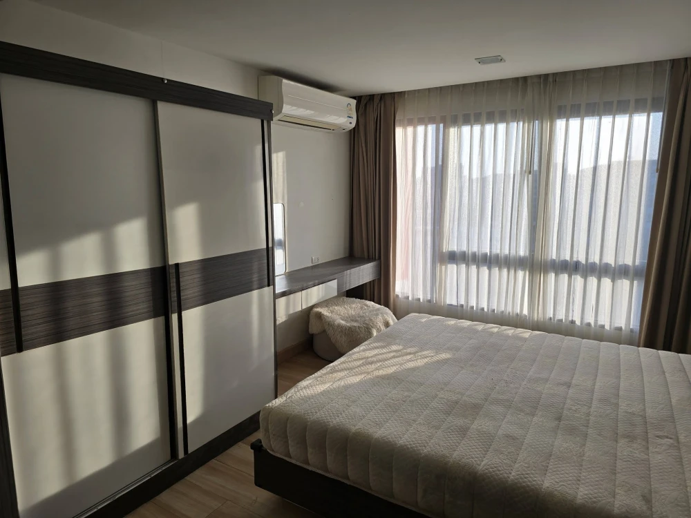For rent: Living Avenue Bangsaen. Spacious and comfortable room, fully furnished. Just bring your suitcase! Book now before it's too late!