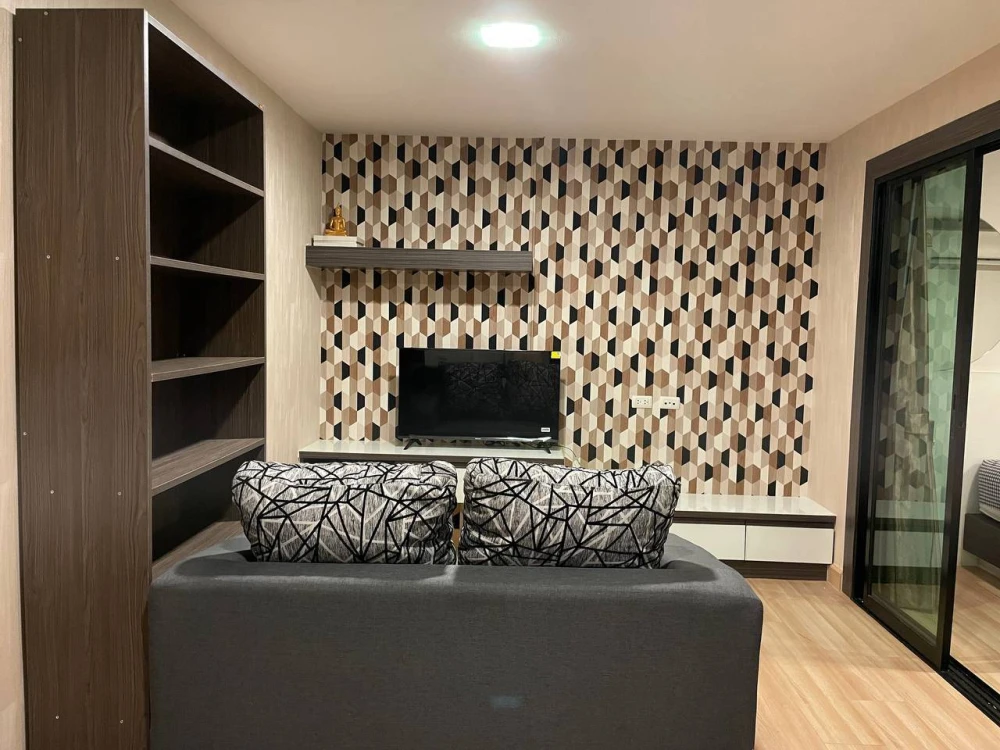 For rent: Living Avenue Bangsaen, 8th floor unit. High-quality wallpaper and complete amenities. Book now!