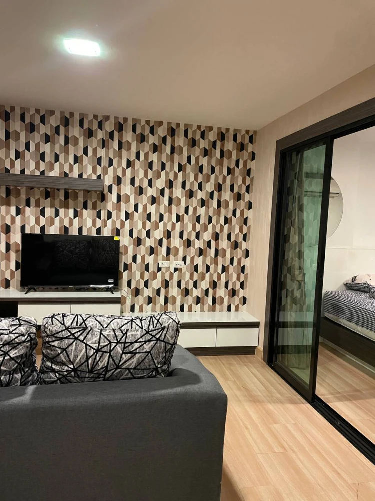 For rent: Living Avenue Bangsaen, 8th floor unit. High-quality wallpaper and complete amenities. Book now!