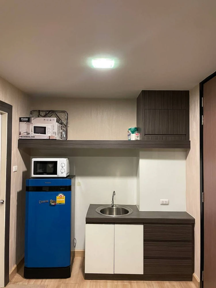 For rent: Living Avenue Bangsaen, 8th floor unit. High-quality wallpaper and complete amenities. Book now!