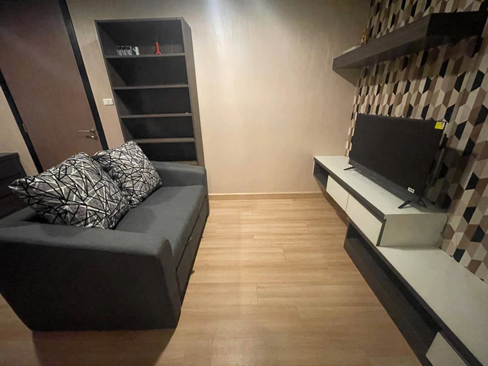 For rent: Living Avenue Bangsaen, 8th floor unit. High-quality wallpaper and complete amenities. Book now!
