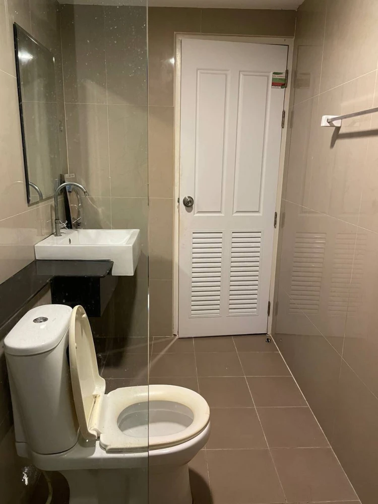 For rent: Living Avenue Bangsaen, 8th floor unit. High-quality wallpaper and complete amenities. Book now!