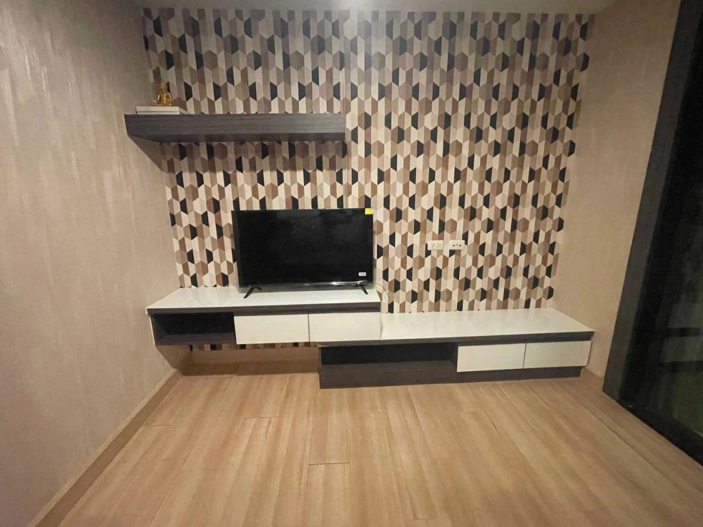 For rent: Living Avenue Bangsaen, 8th floor unit. High-quality wallpaper and complete amenities. Book now!