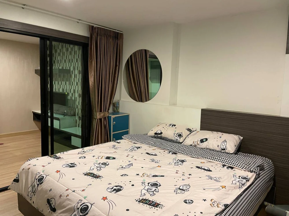 For rent: Living Avenue Bangsaen, 8th floor unit. High-quality wallpaper and complete amenities. Book now!