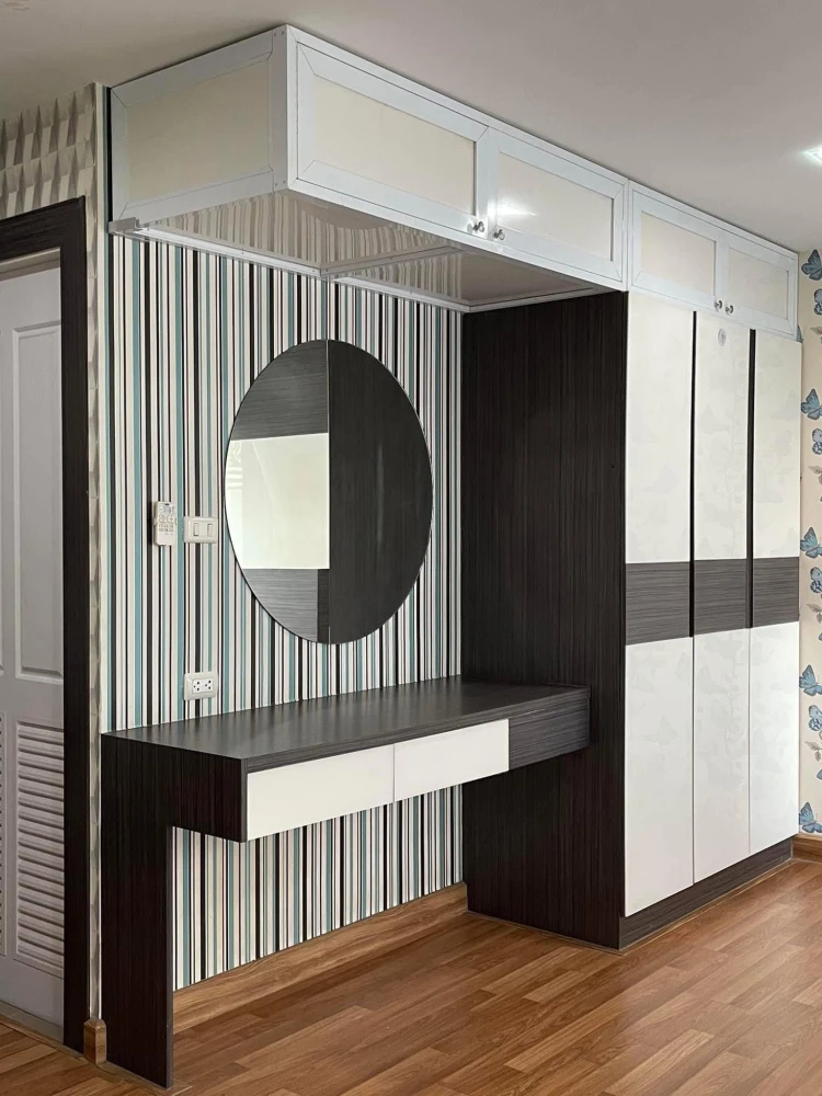 For rent: Living Avenue Bangsaen, a lovely room decorated in a cool theme, with beautiful wallpaper and fully furnished. Reserve now!