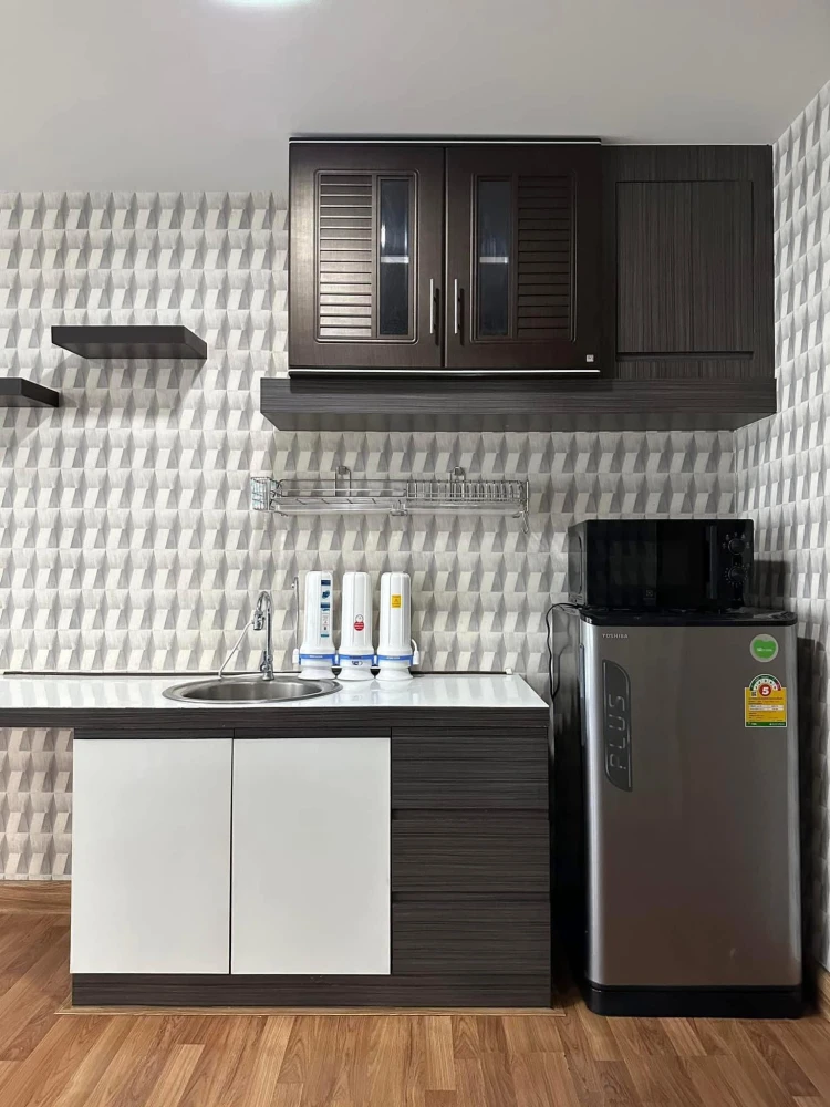 For rent: Living Avenue Bangsaen, a lovely room decorated in a cool theme, with beautiful wallpaper and fully furnished. Reserve now!