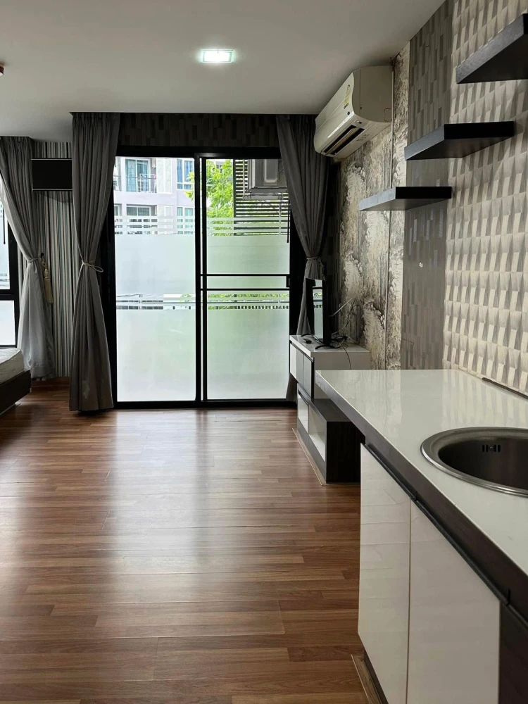 For rent: Living Avenue Bangsaen, a lovely room decorated in a cool theme, with beautiful wallpaper and fully furnished. Reserve now!