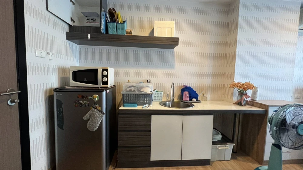 For rent: Living Avenue Bangsaen. Nicely furnished unit with high-quality built-in wall features. Prime location, convenient transportation. Book now!