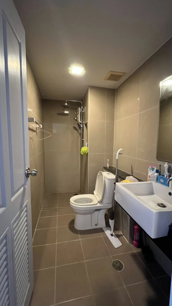 For rent: Living Avenue Bangsaen. Nicely furnished unit with high-quality built-in wall features. Prime location, convenient transportation. Book now!