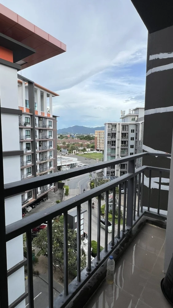 For rent: Living Avenue Bangsaen. Nicely furnished unit with high-quality built-in wall features. Prime location, convenient transportation. Book now!