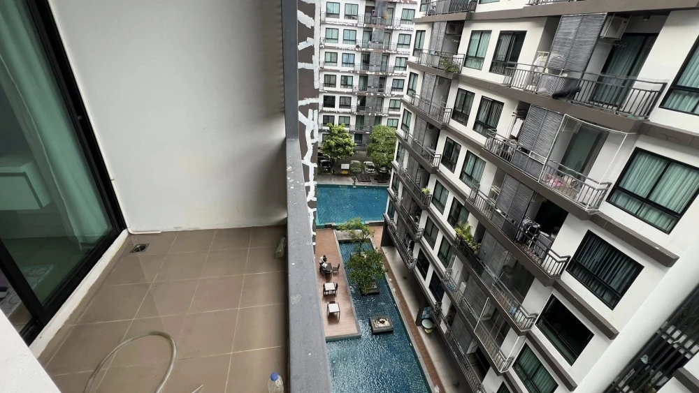 For rent: Living Avenue Bangsaen. Nicely furnished unit with high-quality built-in wall features. Prime location, convenient transportation. Book now!