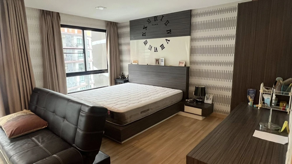 For rent: Living Avenue Bangsaen. Nicely furnished unit with high-quality built-in wall features. Prime location, convenient transportation. Book now!