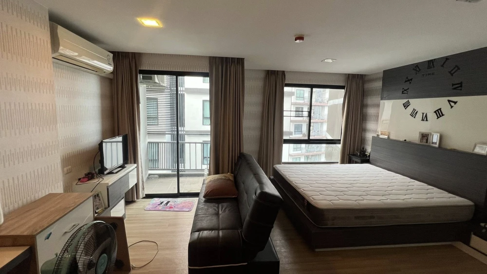 For rent: Living Avenue Bangsaen. Nicely furnished unit with high-quality built-in wall features. Prime location, convenient transportation. Book now!