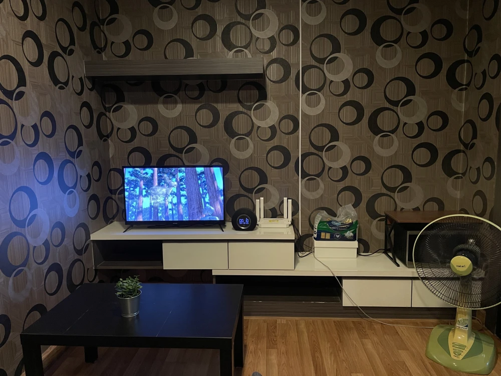 For rent: Living Avenue Bangsaen, beautifully decorated and fully furnished unit with high-quality wallpaper. Excellent amenities. Book now!