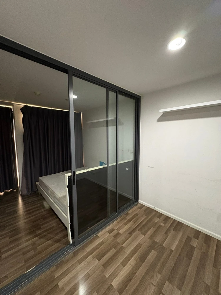 For rent: Living Nest Ramkhamhaeng. A comfortable room in a great location, fully furnished with complete amenities. Book now!