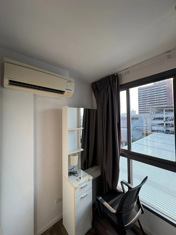 For rent: Living Nest Ramkhamhaeng. A comfortable room in a great location, fully furnished with complete amenities. Book now!