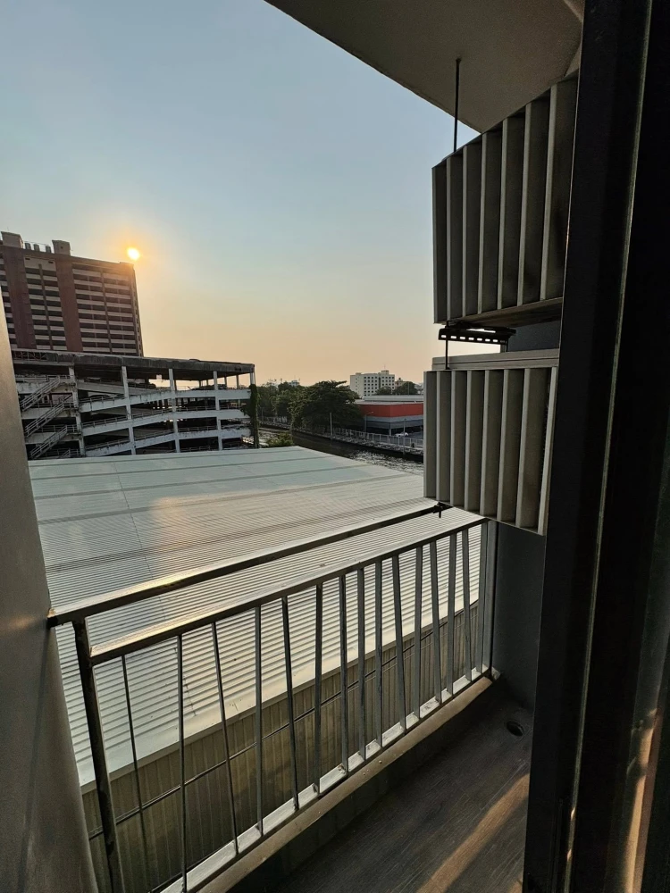 For rent: Living Nest Ramkhamhaeng. A comfortable room in a great location, fully furnished with complete amenities. Book now!