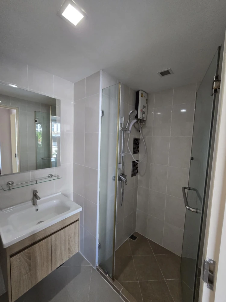 For rent: Lugano Ladprao 18, a large, spacious room with plenty of usable space. Great price. Come reserve today. Don't miss out!